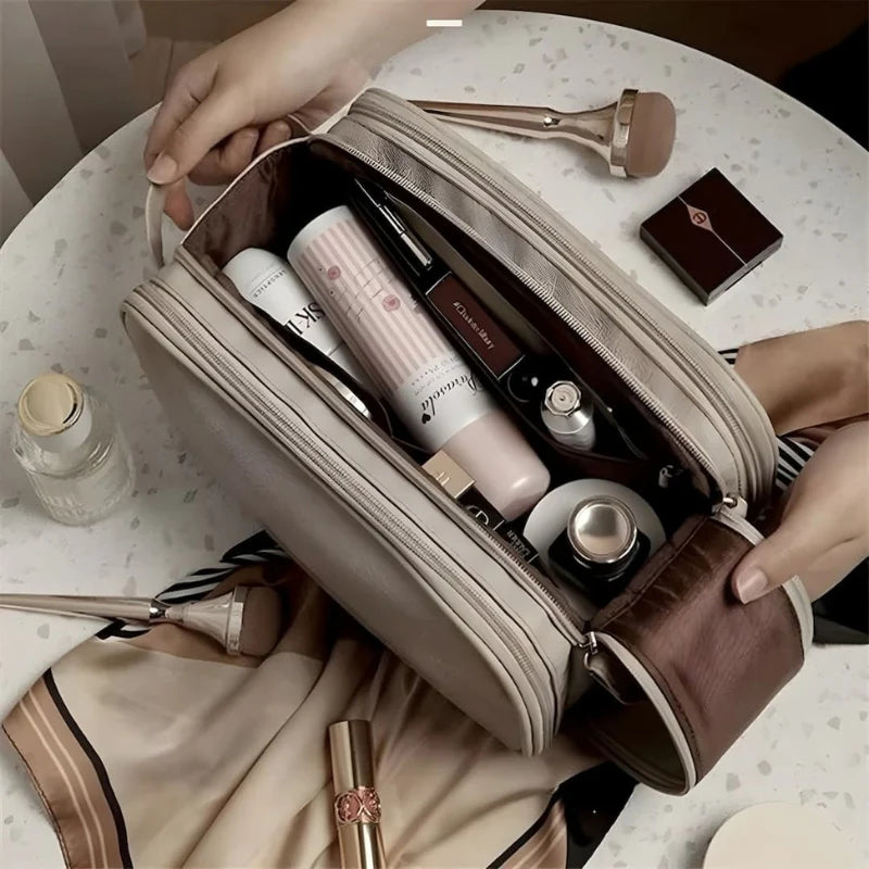 Mathilde – Grote Draagbare Make-up Tas met Ritssluiting Velani