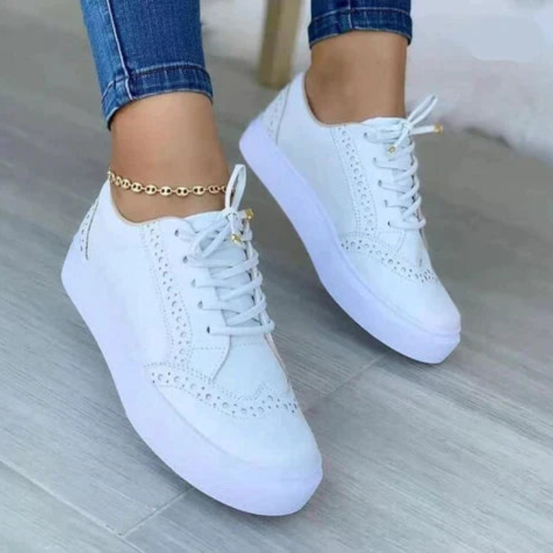 Amelia – Veterschoenen met ronde neus en platte zool Velani