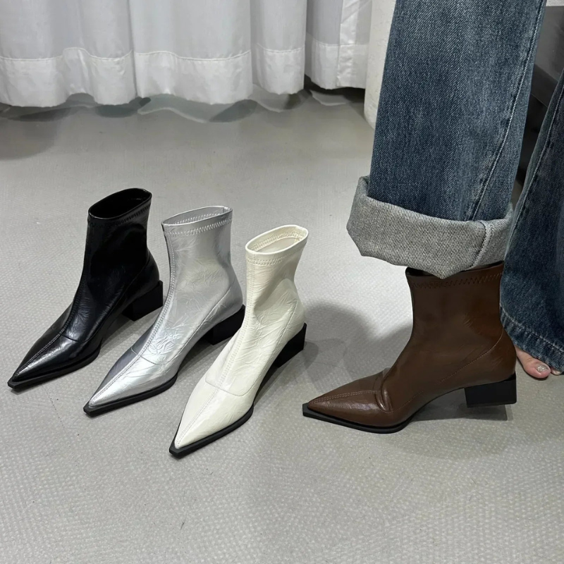 Nova – Schoenen met Hoge Gesp en Lage Vierkante Hak Velani