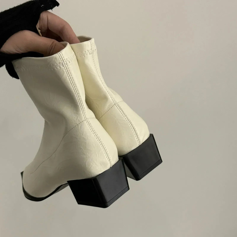 Nova – Schoenen met Hoge Gesp en Lage Vierkante Hak Velani