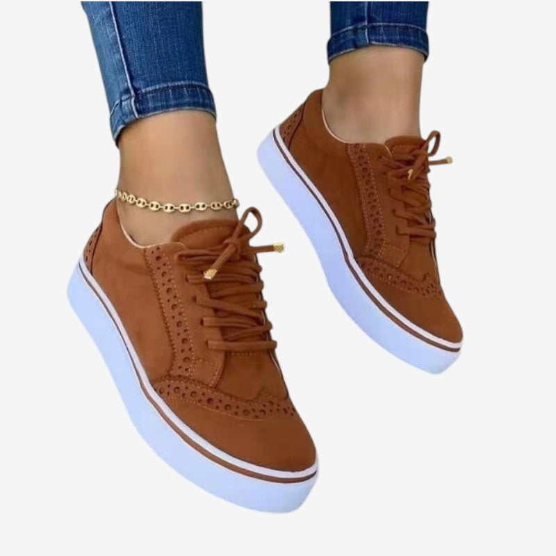 Amelia – Veterschoenen met ronde neus en platte zool Velani