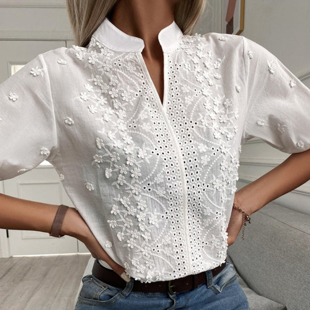 Emma – Blouse met V  Hals Geborduurde Bloemen en Korte Mouwen Velani