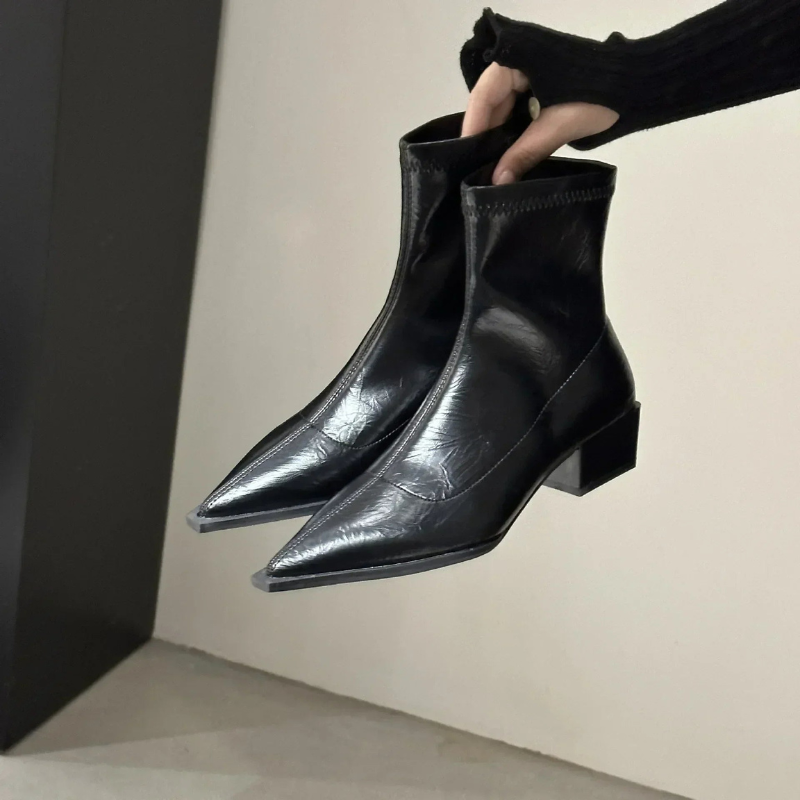 Nova – Schoenen met Hoge Gesp en Lage Vierkante Hak Velani